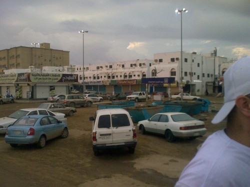 احد الشوارع وتلاحظو كمية الرمل والطين